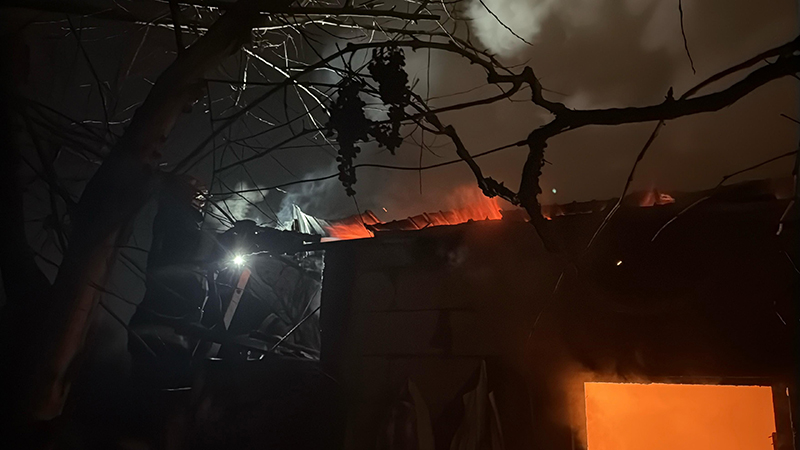 Incendiu pe acoperișul unei locuințe din Corbu: Pompierii mobilizați pentru a stinge flăcările! 1 a luat foc acoperisul unei case din corbu pompierii intervin cu autospecialele de stingere 67f6b3b93f3e6
