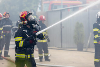 a luat foc o casa din comuna 23 august pompierii din mangalia intervin cu mai multe autospeciale 680903210e9d6