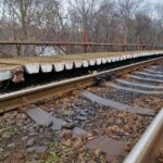 Coliziune Feroviară la Costinești: Circulație Îngreunată pe Drumul Constanța – Mangalia, după Impactul dintre un Autoturism, un Camion și un Vagon la Calea Ferată 2 accident feroviar la costinesti trafic blocat pe ruta constanta mangalia dupa ce un autorurism un camion si un vagon s au ciocnit la trecerea de cale ferata 67efe8149540d