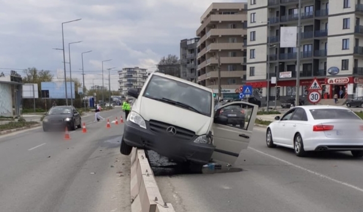 Coliziune pe drumurile din Mamaia Nord: Trei mașini s-au ciocnit la Hanul Piraților! 1 accident rutier in mamaia nord la hanul piratilor trei autovehicule au fost implicate 67fbca258454a