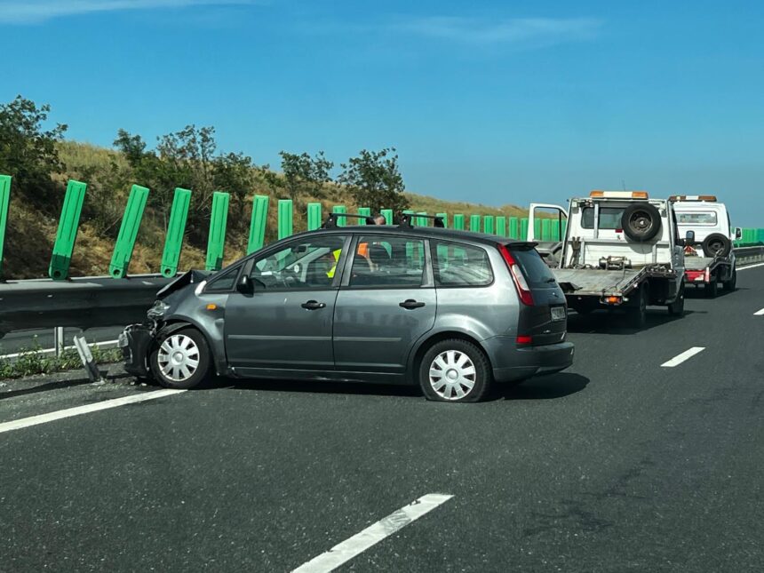 Coliziune spectaculoasă pe A2, lângă Medgidia: O mașină a lovit parapetul! 1 accident rutier pe a2 in zona medgidia un autoturism a intrat in parapet 681216efcf8a8