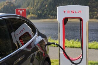 actiunile tesla au pierdut aproximativ 44 din valoarea lor in acest an musk chemat la conducerea companiei 680772c7e3c97