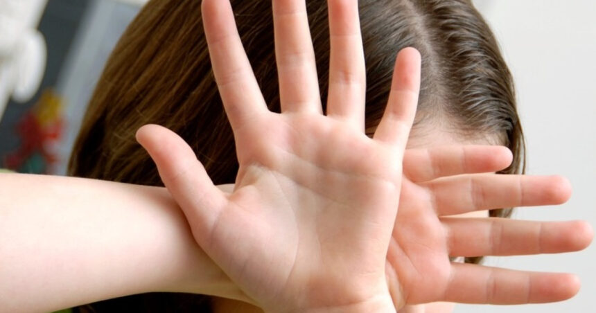 O tânără de 15 ani, victima unui impostor în uniformă: agresiune cu pistolul și furtul telefonului! 1 adolescenta de 15 ani amenintata cu pistolul de un fals politist barbatul a lovit o si i a luat telefonul 68088c023f735