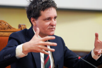 alegeri prezidentiale 2025 nicusor dan a fost reprezentat intr o dezbatere de un tanar care era in echipa de campanie a lui geoana 67f6524ea855e