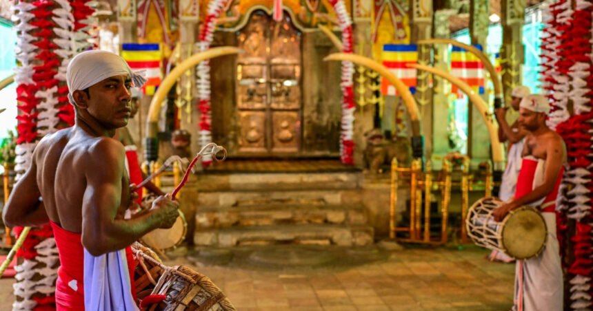 Furtună pe rețelele sociale: O imagine interzisă cu o relicvă sfântă a lui Buddha de la Templul Dintelui din Sri Lanka stârnește controverse! 1 alerta la templul dintelui din sri lanka o fotografie interzisa cu o relicva sacra a lui buddha a devenit virala pe retelele sociale 68056e12906dc