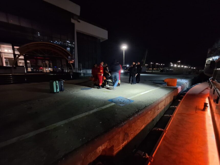 Alerte de urgență pe o navă malteză! Misiune salvatoare pentru un marinar rănit, evacuat rapid în Portul Constanța. 1 alerta medicala la bordul unei nave sub pavilion malta sar artemis in misiune medevac marinar ranit evacuat de urgenta in portul constanta 6805a74fe1ecf