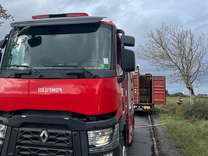 Atenție! Incendiu pe șosea: o remorcă agricolă plină cu substanțe periculoase a ars la ieșirea din Constanța spre Valu lui Traian. 1 alerta o remorca agricola incarcata cu materiale periculoase a luat foc la iesire din constanta spre valu lui traian 67fbb006e6e9b