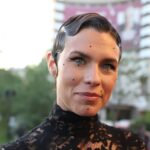 Ana Ularu strălucește la Gala Premiilor Gopo 2025 într-o ținută seducătoare care lasă puțin la imaginație. 2 ana ularu cu lenjeria intima la vedere la gala premiilor gopo 2025 actrita a purtat o tinuta indrazneata 6811f7f43b28d