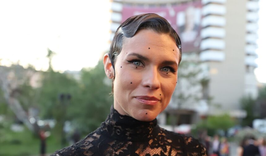 Ana Ularu strălucește la Gala Premiilor Gopo 2025 într-o ținută seducătoare care lasă puțin la imaginație. 1 ana ularu cu lenjeria intima la vedere la gala premiilor gopo 2025 actrita a purtat o tinuta indrazneata 6811f7f43b28d