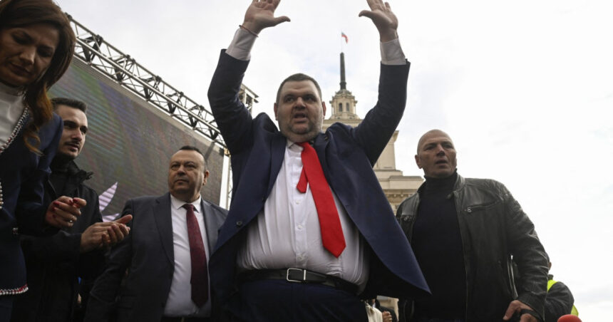 Captivitatea Guvernului de la Sofia în mrejele unui oligarh: Oare când se va prăbuși coaliția de putere? 1 analiza cum guvernul de la sofia a fost luat ostatic de un oligarh intrebarea nu mai este daca ci cand va cadea coalitia de guvernare 68028645f2178