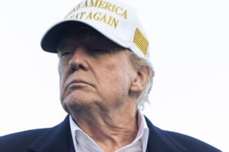 analiza primele 100 de zile ale lui donald trump la casa alba guvernare autoritara aliati constransi razboaie comerciale 680f102eaab84