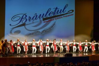 ansamblul folcloric profesionist brauletul aduce spectacolul pe scena si traditia in suflet de ziua internationala a dansului 67f30be408cd1