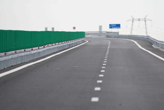 România în 2024: Câte trasee noi de autostradă au fost inaugurate, în timp ce un sfert din drumuri rămân neasfaltate! 1 anunt cati kilometri de autostrada a deschis romania in 2024 un sfert din drumurile tarii sunt inca acoperite cu piatra si pamant 6809f111d725f