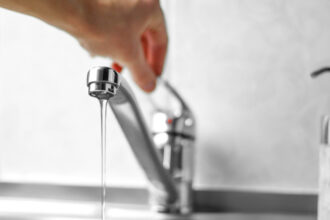 apa furnizata locuitorilor din breaza este infestata cu bacteria clostridium perfrigens consumul este interzis de saptamana trecuta 6812105855257