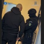 Capturat în Constanța: Percheziții fulger la locuința unui suspect de trafic de droguri și proxenetism, mascații confiscându-i bunurile ilicite. 3 arestat la constanta pentru trafic de droguri si proxenetism mascatii l au vizitat la domiciliu si i au confiscat obiectul muncii 67ed47e514ed6