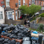 Forțele armate intervin pentru a soluționa problema gunoaielor din Birmingham, în timp ce angajații de la salubritate continuă greva de mai bine de o lună. 3 armata chemata sa rezolve criza gunoaielor in orasul birmingham lucratorii de la salubrizare sunt in greva de peste o luna 67fecc16619d7