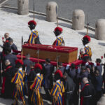 Garda Elvețiană: Apărătorii Suveranului Pontif și Custodii ai Papei Francisc 3 armata suveranului pontif ce este garda elvetiana corpul militar care vegheaza asupra trupului neinsufletit al papei francisc 680bb0356dd3e