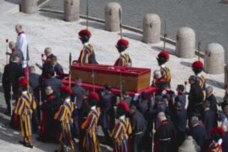 armata suveranului pontif ce este garda elvetiana corpul militar care vegheaza asupra trupului neinsufletit al papei francisc 680bb0356dd3e