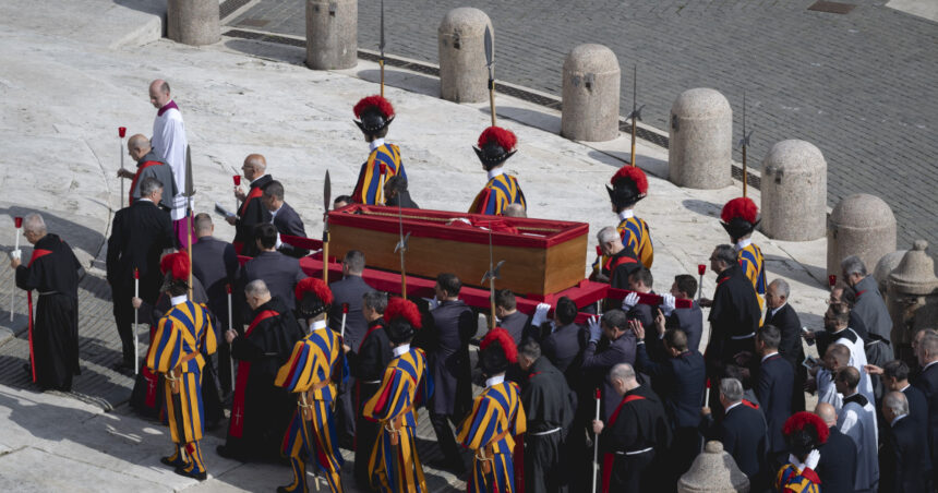 Garda Elvețiană: Apărătorii Suveranului Pontif și Custodii ai Papei Francisc 1 armata suveranului pontif ce este garda elvetiana corpul militar care vegheaza asupra trupului neinsufletit al papei francisc 680bb0356dd3e