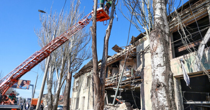 Odesa sub asediu: Dronele atacă masiv la o zi după întâlnirea cu Secretarul general NATO, distrugând locuințe și infrastructura civilă. 1 atac masiv cu drone in odesa la o zi dupa vizita secretarului general nato locuinte si infrastructura civila au fost avariate 67ff42b014de0