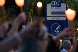 au inceput concedierile masive in agentiile de sanatate din sua administratia trump taie 10 000 de locuri de munca 67ec6977b6a86