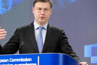 avertisment de la bruxelles sua cea mai lovita de taxe vor scadea salariile si puterea de cumparare 67f92d47f1ee5