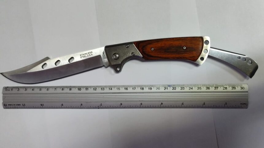 Capturat pe holurile justiției: Un bărbat înarmat cu un briceag, prins de jandarmi în Medgidia 1 barbat periculos cu un briceag asupra lui depistat de jandarmi pe holul judecatoriei din medgidia 67ed3861496d1