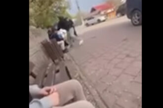 bataie golaneasca intr o comuna din dolj un adolescent este filmat in timp ce loveste cu pumnii si picioarele un baiat 67f0fee1ec40c