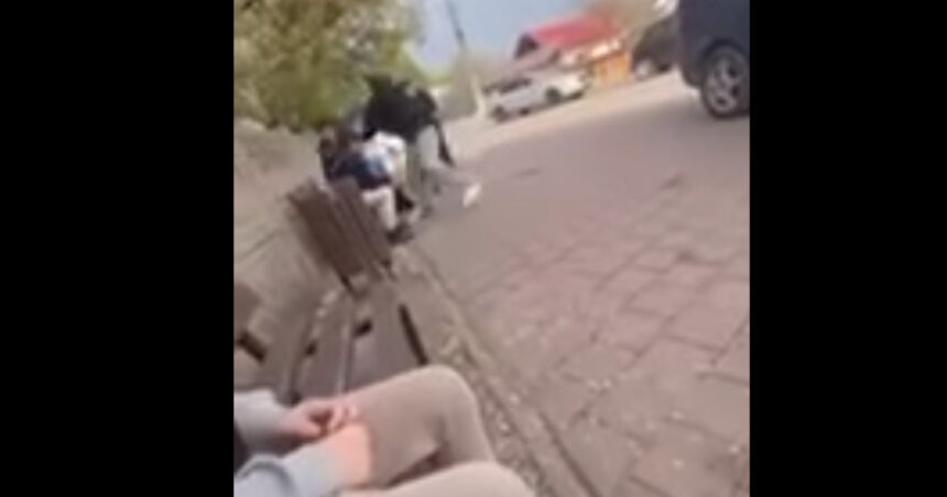 Conflict violent într-o comună din Dolj: Un tânăr surprins în timp ce agressează un alt băiat. 1 bataie golaneasca intr o comuna din dolj un adolescent este filmat in timp ce loveste cu pumnii si picioarele un baiat 67f0fee1ec40c