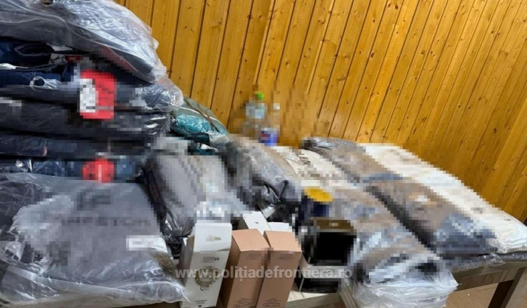 Captură impresionantă la Mangalia: Poliția de frontieră a reținut bunuri contrafăcute în valoare de peste 100.000 de lei! 1 bunuri contrafacute de peste 100 de mii de lei confiscate de politistii de frontiera la mangalia 67f5309370617