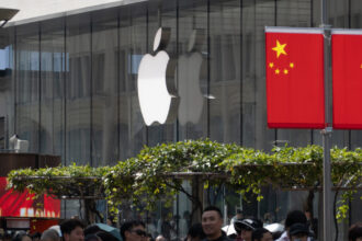 ca sa evite tarifele lui donald trump impuse chinei apple a decis sa transporte 600 de tone de telefoane cu avionul din india 67f83e963a1a5
