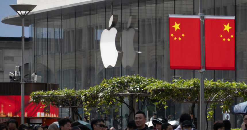 Apple a ales să zboare cu 600 de tone de telefoane din India pentru a ocoli taxele lui Donald Trump impuse Chinei 1 ca sa evite tarifele lui donald trump impuse chinei apple a decis sa transporte 600 de tone de telefoane cu avionul din india 67f83e963a1a5