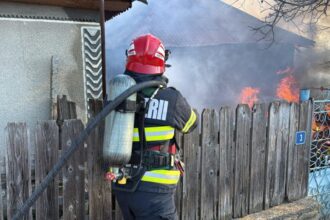 casa din murfatlar cuprinsa de flacari interventie de amploare a pompierilor 680380dd8a931