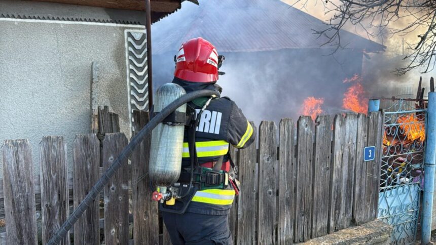 Incendiu devastator în Murfatlar: Pompierii mobilizați în forță pentru salvare! 1 casa din murfatlar cuprinsa de flacari interventie de amploare a pompierilor 680380dd8a931