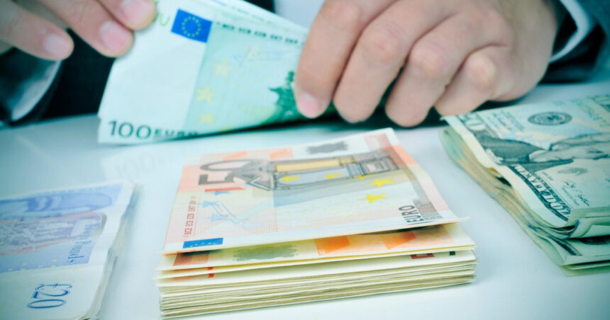 Euro, starul neprevăzut al tumultului generat de politicile lui Trump, șochează piețele financiare! 1 castigatorul neasteptat al haosului provocat de tarifele lui trump euro surprinde pietele financiare 67fcec9495b2c