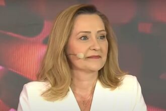 cat costa rochia alba purtata de elena lasconi la dezbaterea electorala s a imbracat de la o vedeta care detine un brand de haine 68107ece26562