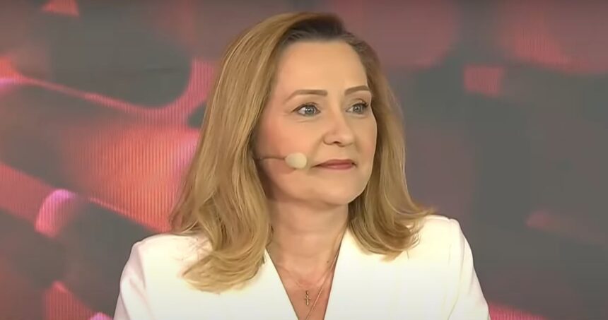 Prețul rochiei albe purtate de Elena Lasconi la dezbaterea electorală: creația unei vedete cu un brand de modă renumit 1 cat costa rochia alba purtata de elena lasconi la dezbaterea electorala s a imbracat de la o vedeta care detine un brand de haine 68107ece26562