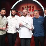 „Bătălia gusturilor: Richard Abou Zaki triumfă cu un arsenal de amulete, iar mentorul lui Orlando Zaharia își etalează talentul în fața juraților!” 2 chefi la cutite 8 aprilie 2025 richard abou zaki a castigat bomba cu mai multe amulete diseara mentorul lui orlando zaharia gateste pentru jurati 67f65b50436a3