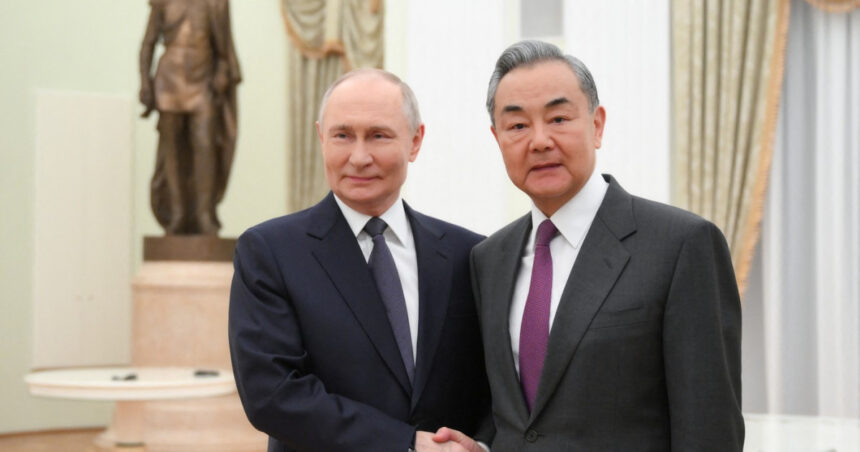 China își reîntărește legătura „de neclintit” cu Rusia și aspiră la o implicare în discuțiile despre Ucraina. „Întotdeauna aliați” 1 china isi reafirma prietenia eterna cu rusia si vrea un rol in negocierile privind ucraina niciodata dusmani 67ec1a61d0703