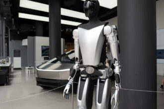 china pune piedici robotilor umanoizi ai lui musk ce incearca sa negocieze miliardarul american si ce pretentii are beijingul 680930d4568c0