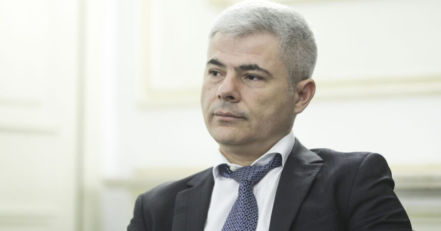 Descoperiți-l pe Remus Vulpescu: Noul lider al Bursei de Valori București și conexiunile sale cu fostii prim-miniștri Victor Ponta și Mihai Tudose 1 cine este remus vulpescu noul director general al bursei de valori bucuresti legatura cu fostii premieri victor ponta si mihai tudose 67faa79985d45