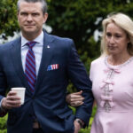 Descoperă misterul „Yoko Ono de la Pentagon” - Femeia în care secretarul Apărării își pune toată încrederea, în timp ce Pete Hegseth se află într-o stare de neliniște extremă. 2 cine este yoko ono de la pentagon in care are incredere totala secretarul apararii pete hegseth e in paranoia totala 680a1a41197b3