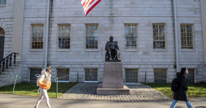 Războiul dintre Harvard și Donald Trump: Universitatea riscă să-și piardă privilegiul de a accepta studenți internaționali 1 conflictul dintre harvard si donald trump universitatea este amenintata cu pierderea dreptului de a inscrie studenti straini 6800aafab31e4