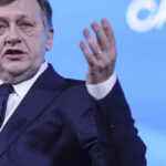 Crin Antonescu rămâne în cursă: „Duelul Simion - Ponta e doar o fantezie a domnului Nicușor Dan” 3 crin antonescu nu si retrage candidatura finala simion ponta cred ca i doar in mintea domnului nicusor dan 67edaf77bd897
