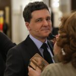 Stil și rafinament: Cum a strălucit partenera lui Nicușor Dan la cea de-a doua dezbatere prezidențială de la Palatul Cotroceni. Mirabela a captivat privirile printr-o alegere vestimentară simplă, dar sofisticată. 3 cum s a imbracat partenera lui nicusor dan la cea de a doua dezbatere prezidentiala de la palatul cotroceni mirabela a atras atentia tuturor prin simplitate si eleganta 6811e446bac60