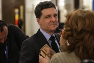 cum s a imbracat partenera lui nicusor dan la cea de a doua dezbatere prezidentiala de la palatul cotroceni mirabela a atras atentia tuturor prin simplitate si eleganta 6811e446bac60