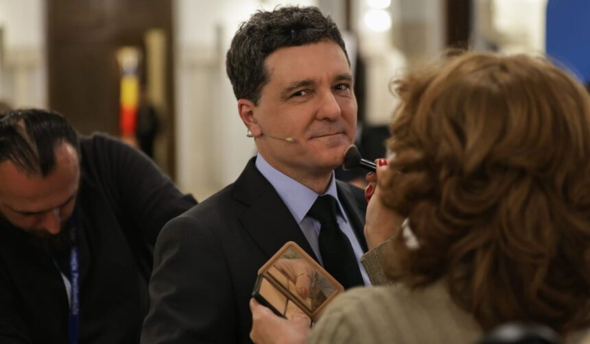 Stil și rafinament: Cum a strălucit partenera lui Nicușor Dan la cea de-a doua dezbatere prezidențială de la Palatul Cotroceni. Mirabela a captivat privirile printr-o alegere vestimentară simplă, dar sofisticată. 1 cum s a imbracat partenera lui nicusor dan la cea de a doua dezbatere prezidentiala de la palatul cotroceni mirabela a atras atentia tuturor prin simplitate si eleganta 6811e446bac60