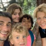 Dana Nălbaru ne dezvăluie solarul pregătit pentru răsaduri: „Am curățat totul de iarbă!” Dragoș Bucur își pune în valoare abilitățile cu motocultorul. 2 dana nalbaru a aratat solarul unde va planta rasaduri am terminat de adunat buruienile dragos bucur e cel care da cu motocultorul 6811ebd707b93