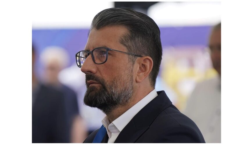 Decebal Făgădău, chemat astăzi în fața instanței: Primăria Constanța l-a acționat în judecată pentru aproape 5.000 de euro acum trei ani 1 decebal fagadau asteptat astazi la tribunal primaria constanta l a dat in judecata acum 3 ani pentru aproape 5 000 de euro 680ef46e9aa79