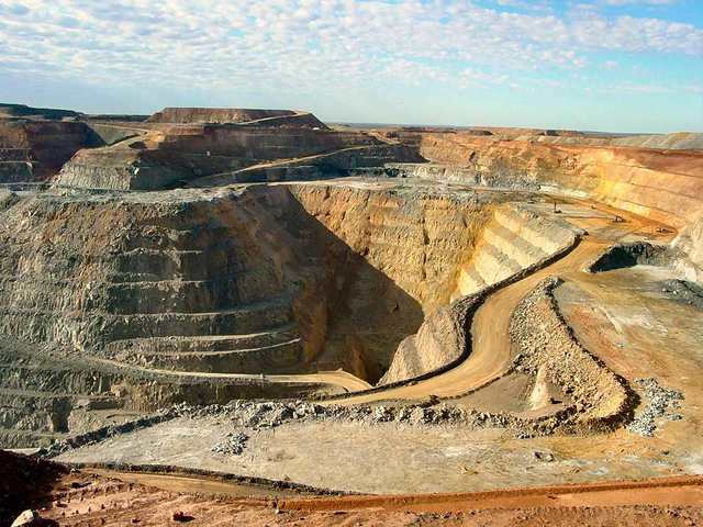 DECIZII Importante: Extinderea concesiunilor pentru resurse de uraniu, aur și metale rare. Nuclearelectrica își propune o nouă facilități. Reluarea activităților miniere în Maramureș. 1 decizii prelungiri de concesiuni de zacaminte de uraniu aur si polimetalice nuclearelectrica vrea uzina noua redeschideri de mine istorice din maramures 67ff85e532a7f